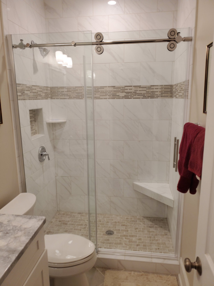 Esempio di una piccola stanza da bagno classica con ante bianche, doccia alcova, WC a due pezzi, pareti beige, pavimento in gres porcellanato, top in quarzite, porta doccia scorrevole e un lavabo