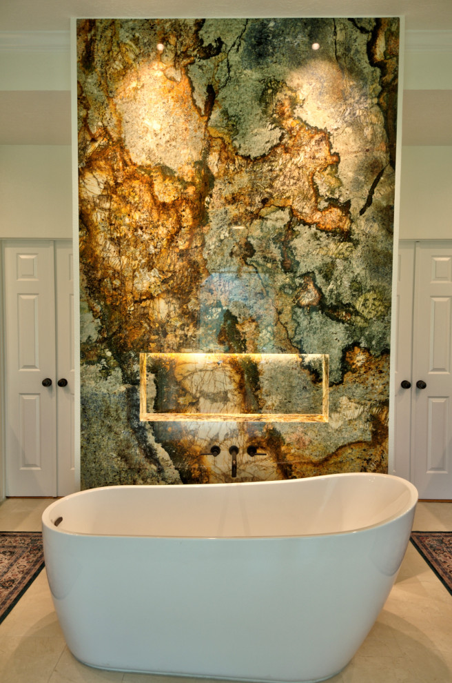Inspiration pour une grande salle de bain principale traditionnelle avec une baignoire indépendante, des dalles de pierre, un mur blanc, un sol en carrelage de céramique et un sol beige.
