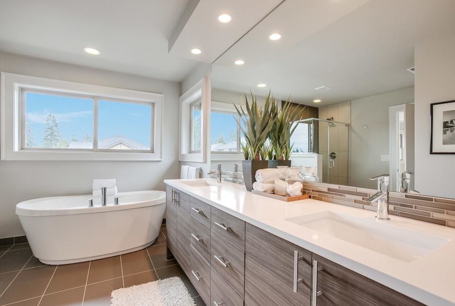 Foto di un'ampia stanza da bagno padronale contemporanea con ante lisce, vasca freestanding, doccia ad angolo e top in quarzo composito