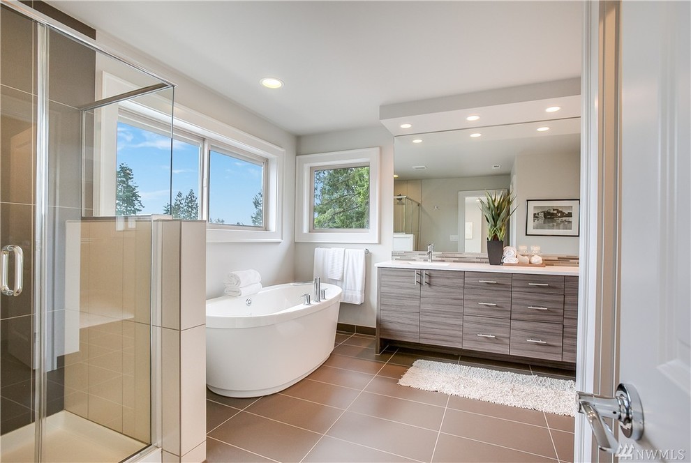 Foto di un'ampia stanza da bagno padronale contemporanea con ante lisce, vasca freestanding, doccia ad angolo e top in quarzo composito