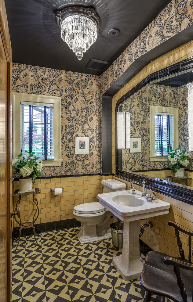 Foto på ett litet vintage badrum, med beige kakel, svart kakel, tunnelbanekakel, en toalettstol med separat cisternkåpa, flerfärgade väggar, betonggolv och ett piedestal handfat