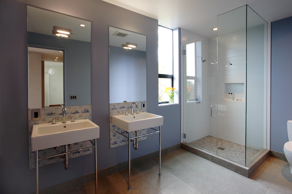 Ispirazione per una stanza da bagno minimal con lavabo a colonna, doccia ad angolo, WC monopezzo, piastrelle a mosaico e pareti blu