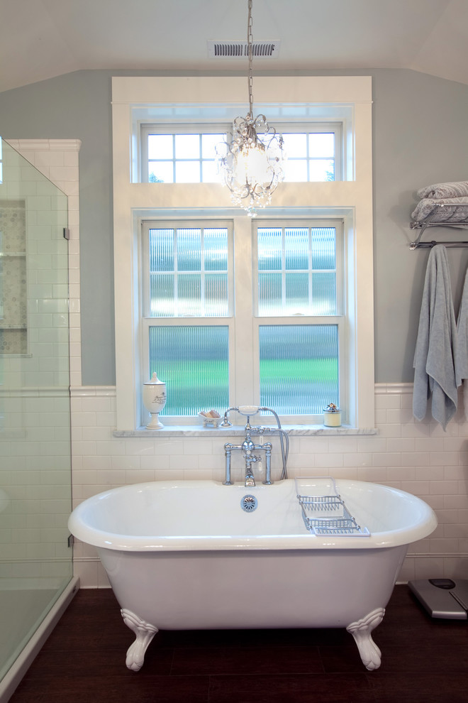 Свежая идея для дизайна: ванная комната в классическом стиле с ванной на ножках - отличное фото интерьера