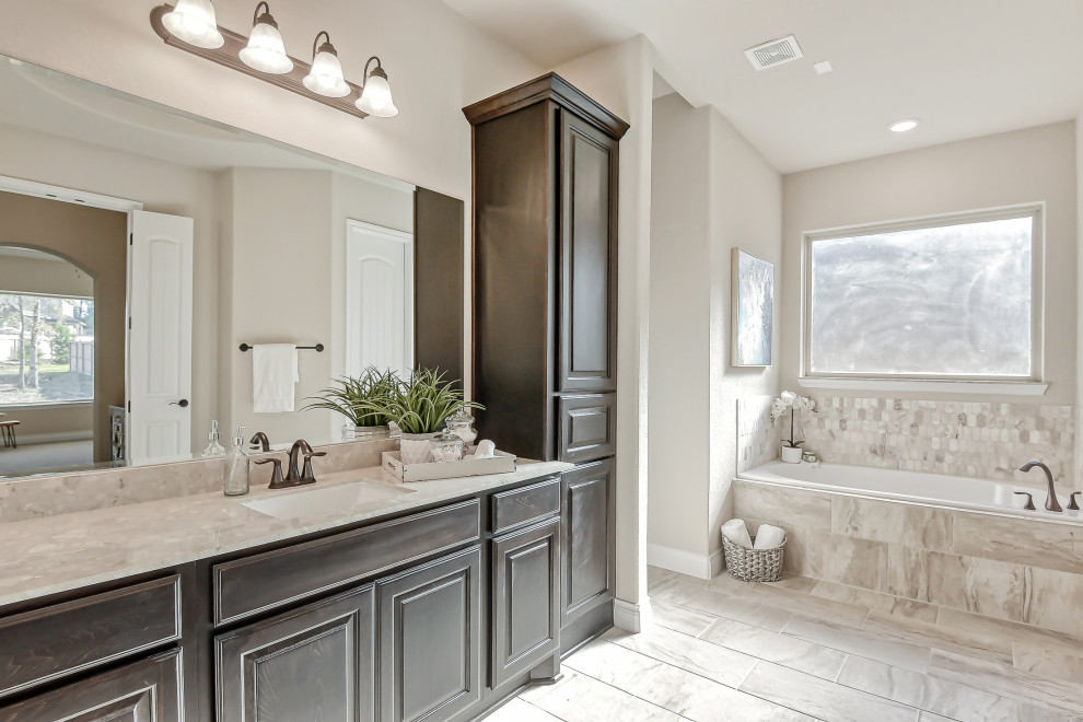 Exempel på ett klassiskt beige beige en-suite badrum, med luckor med upphöjd panel, skåp i mörkt trä, ett platsbyggt badkar, flerfärgad kakel, beige väggar, ett undermonterad handfat och flerfärgat golv