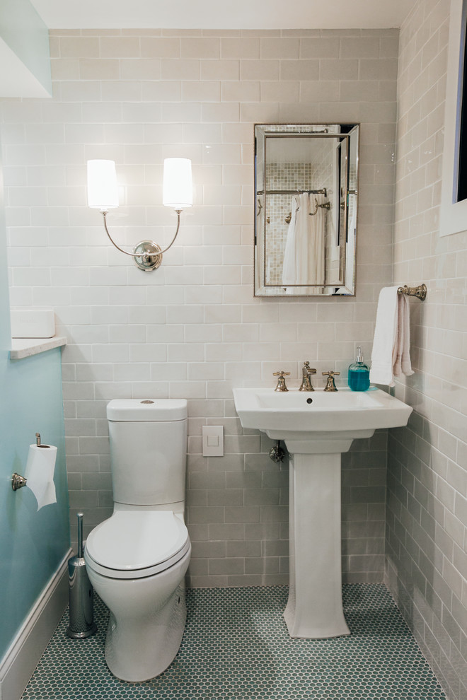 Idéer för att renovera ett litet vintage vit vitt en-suite badrum, med skåp i shakerstil, vita skåp, en dusch i en alkov, en toalettstol med hel cisternkåpa, vit kakel, keramikplattor, blå väggar, mosaikgolv, ett undermonterad handfat, bänkskiva i kvarts, blått golv och dusch med duschdraperi