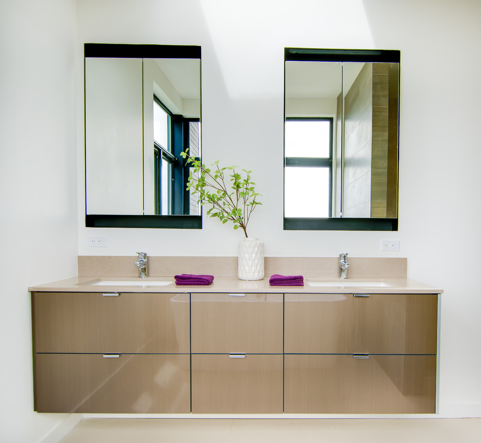 シアトルにあるコンテンポラリースタイルのおしゃれなマスターバスルーム (フラットパネル扉のキャビネット、クオーツストーンの洗面台、白い壁、アンダーカウンター洗面器) の写真