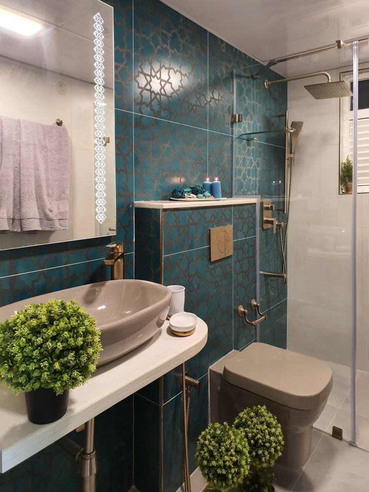 Ejemplo de cuarto de baño actual de tamaño medio con sanitario de pared, paredes verdes, suelo de baldosas de porcelana, aseo y ducha, lavabo tipo consola y suelo gris