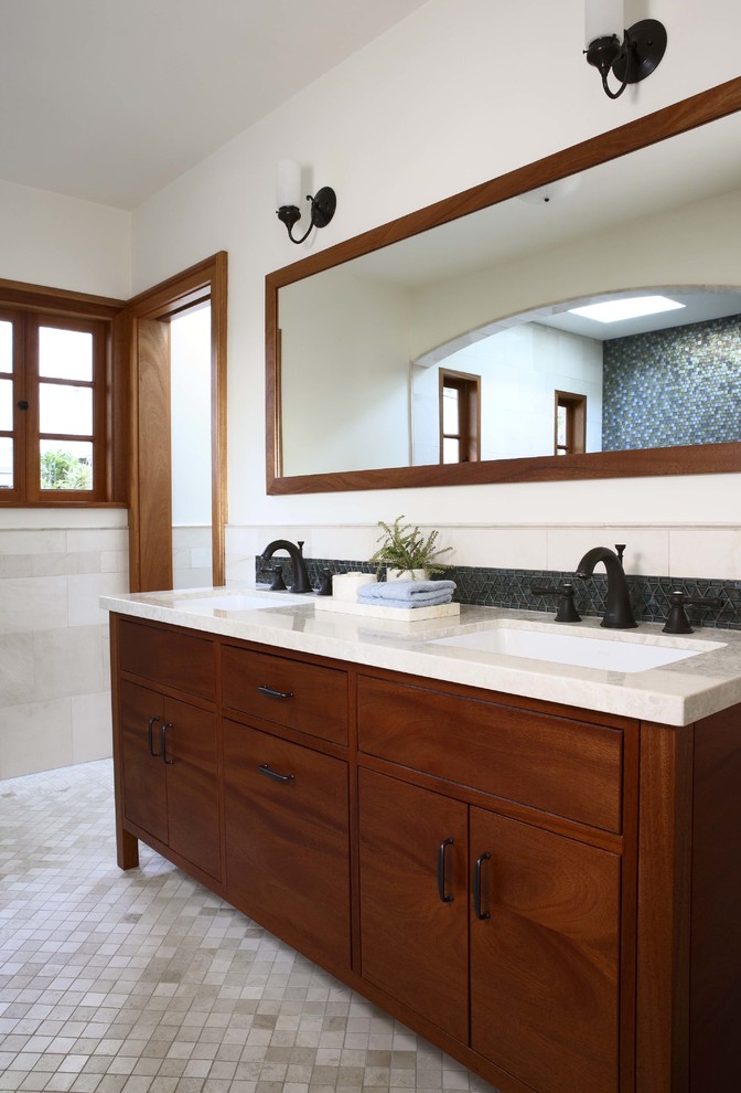Inredning av ett modernt mellanstort en-suite badrum, med ett undermonterad handfat, ett platsbyggt badkar, en öppen dusch, en toalettstol med separat cisternkåpa, vita väggar och mosaikgolv