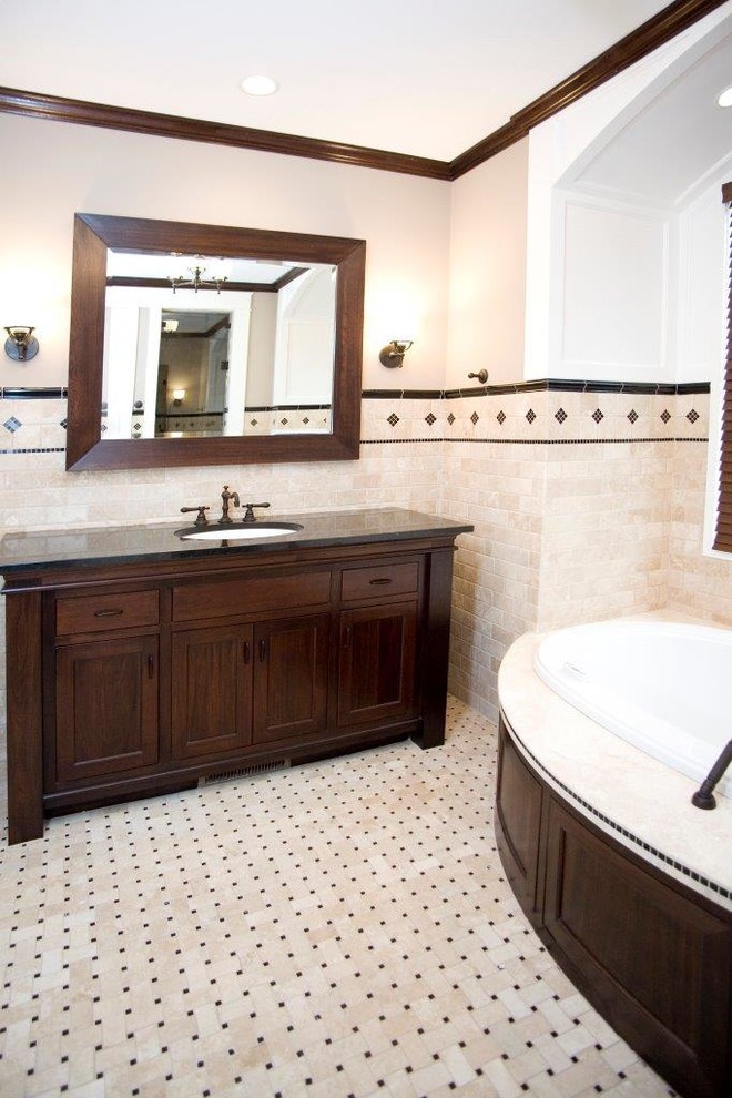 Bild på ett vintage en-suite badrum, med luckor med profilerade fronter, skåp i mörkt trä, ett platsbyggt badkar, beige kakel, ett undermonterad handfat och granitbänkskiva