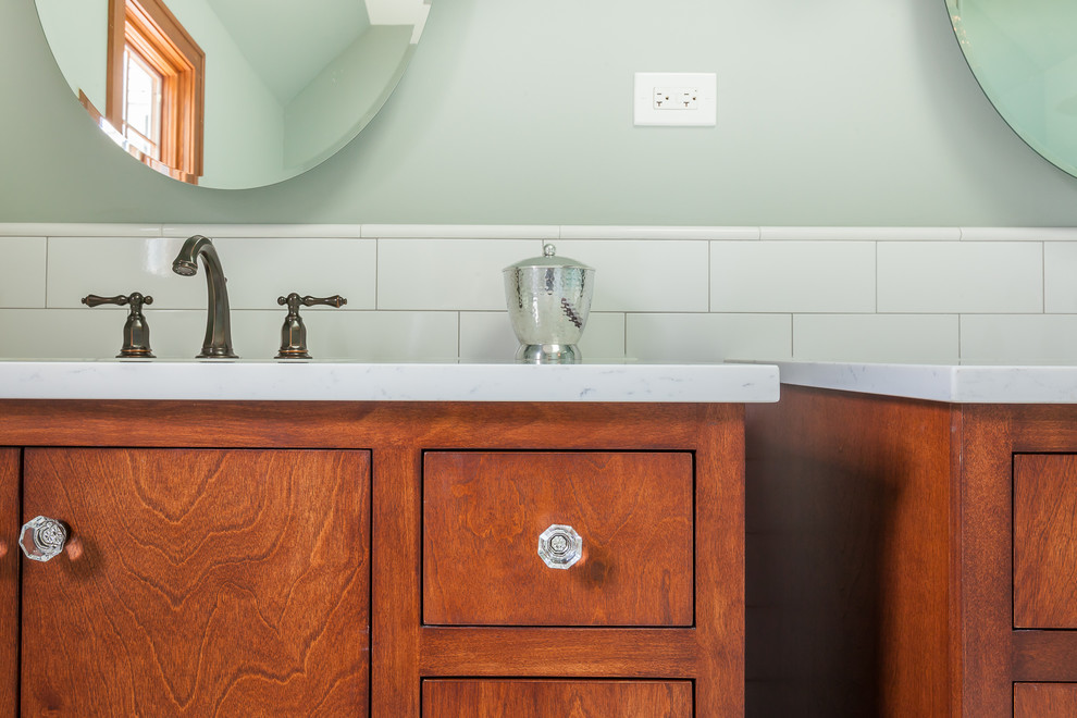 シカゴにあるお手頃価格の広いエクレクティックスタイルのおしゃれなマスターバスルーム (家具調キャビネット、赤いキャビネット、置き型浴槽、バリアフリー、白いタイル、セラミックタイル、緑の壁、大理石の床、アンダーカウンター洗面器、クオーツストーンの洗面台、緑の床、開き戸のシャワー、白い洗面カウンター) の写真