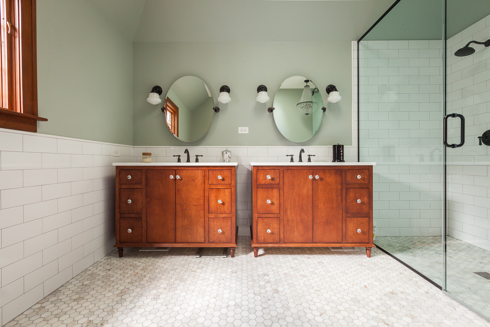 Источник вдохновения для домашнего уюта: большая главная ванная комната в стиле фьюжн с фасадами островного типа, красными фасадами, отдельно стоящей ванной, душем без бортиков, белой плиткой, керамической плиткой, зелеными стенами, мраморным полом, врезной раковиной, столешницей из искусственного кварца, зеленым полом, душем с распашными дверями и белой столешницей