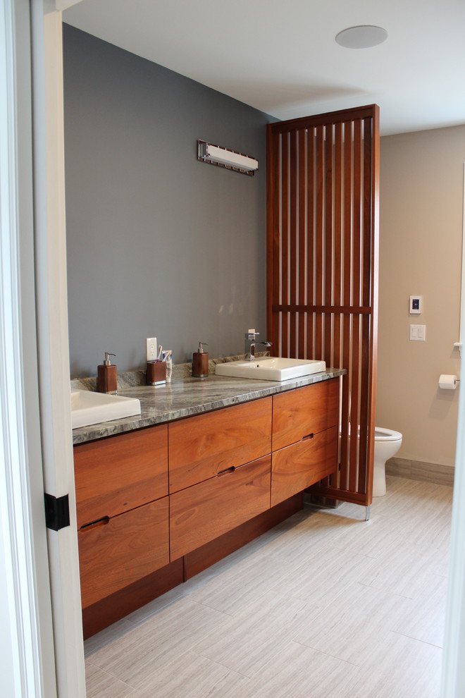 Esempio di una stanza da bagno padronale contemporanea di medie dimensioni con ante rosse, WC monopezzo, pareti blu, pavimento in gres porcellanato, lavabo da incasso, top in granito, pavimento grigio e top grigio