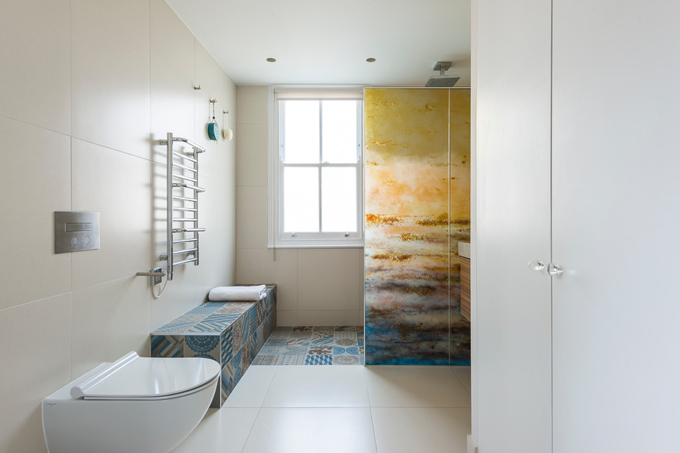 Stilmix Badezimmer mit beigen Fliesen, bodengleicher Dusche, Wandtoilette mit Spülkasten, beiger Wandfarbe und Keramikboden in London