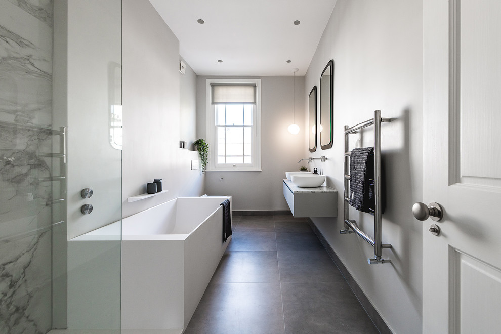 Idéer för ett modernt grå badrum för barn, med grå skåp, en vägghängd toalettstol, vita väggar och marmorbänkskiva