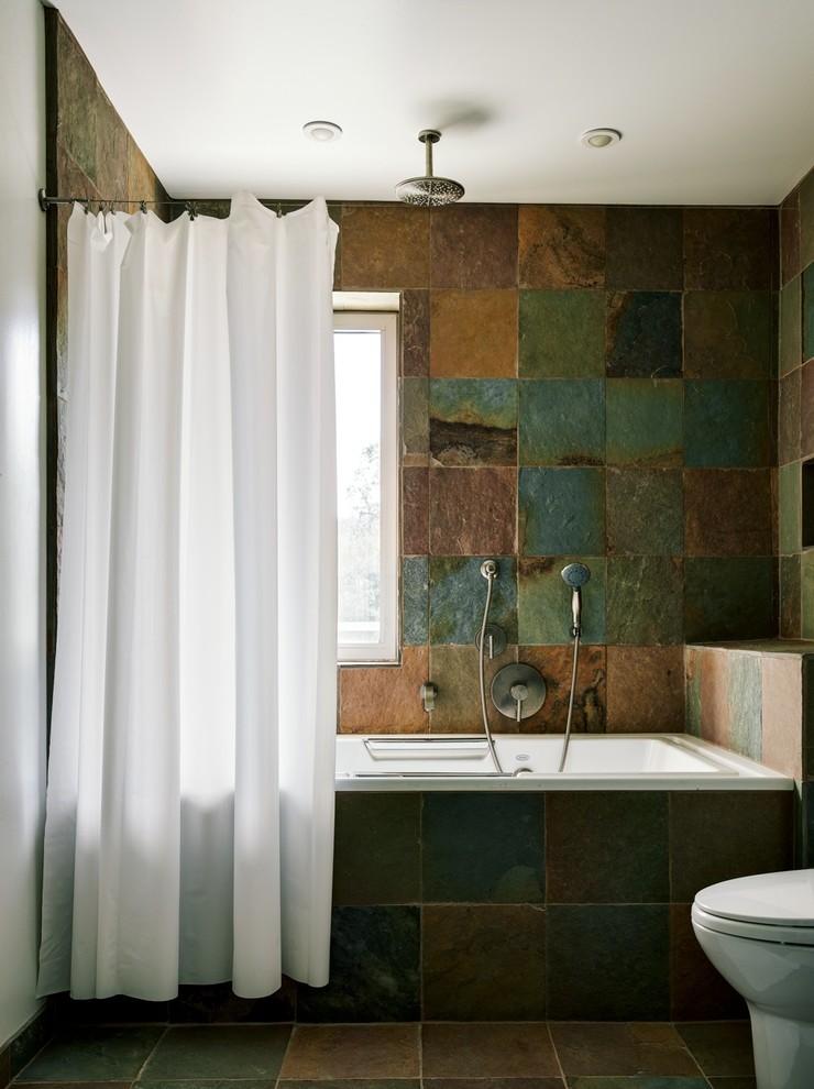 Свежая идея для дизайна: ванная комната в современном стиле с ванной в нише, душем над ванной, разноцветной плиткой, каменной плиткой и окном - отличное фото интерьера