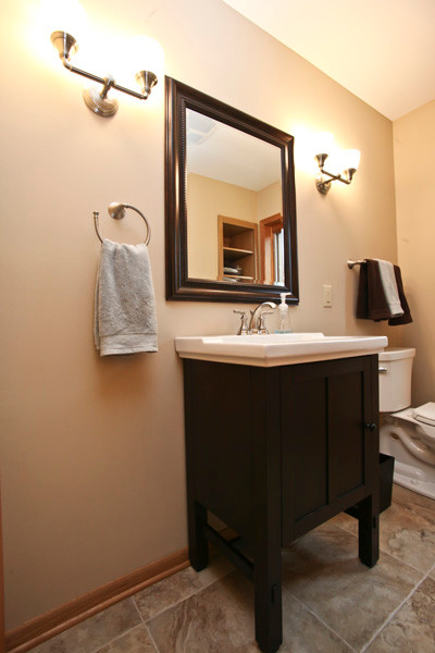 Idéer för ett litet modernt badrum, med ett konsol handfat, skåp i shakerstil, skåp i mörkt trä, marmorbänkskiva, en toalettstol med separat cisternkåpa, beige kakel, keramikplattor, beige väggar och klinkergolv i keramik