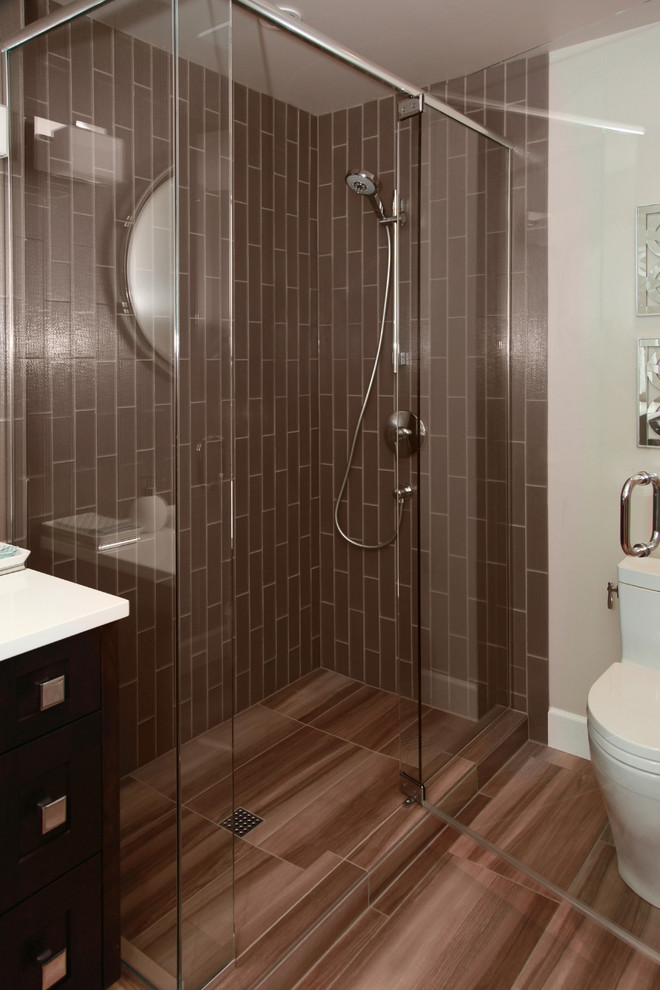 Esempio di una stanza da bagno design con lavabo a bacinella, top in quarzo composito e doccia ad angolo