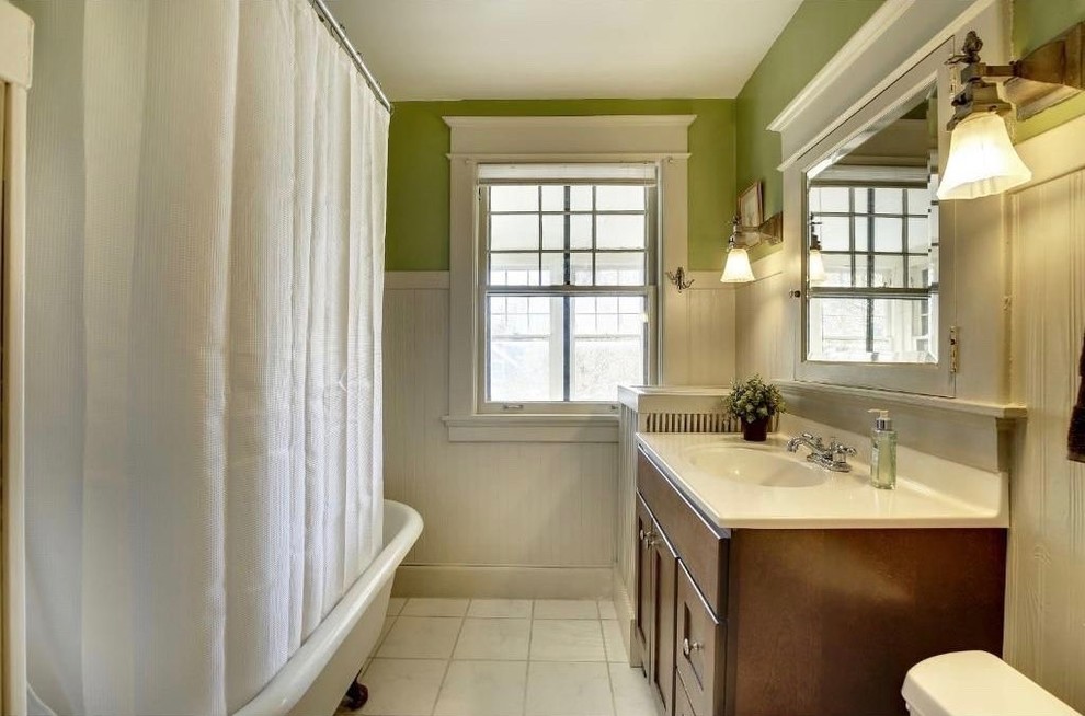 Inspiration för ett mellanstort amerikanskt en-suite badrum, med skåp i shakerstil, skåp i mörkt trä, ett badkar med tassar, en dusch/badkar-kombination, gröna väggar, klinkergolv i keramik, ett integrerad handfat, laminatbänkskiva, vitt golv, en toalettstol med separat cisternkåpa och dusch med duschdraperi