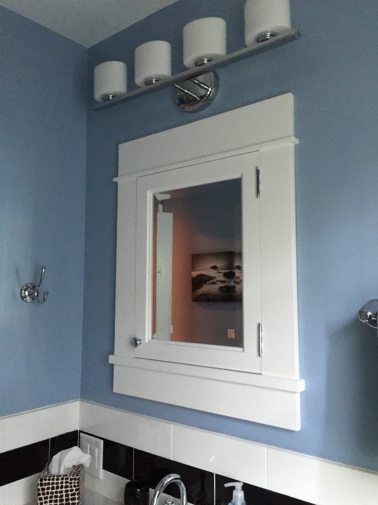 Idee per una piccola stanza da bagno con doccia american style con ante in stile shaker, ante nere, lavabo sottopiano, top in marmo, WC a due pezzi, piastrelle bianche, piastrelle diamantate, pareti blu e pavimento in cementine