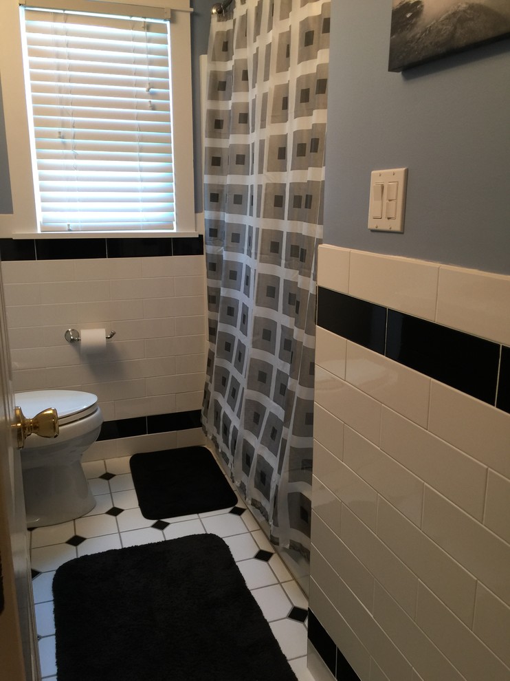 Exempel på ett litet klassiskt badrum med dusch, med skåp i shakerstil, svarta skåp, ett undermonterad handfat, marmorbänkskiva, en toalettstol med separat cisternkåpa, vit kakel, tunnelbanekakel, blå väggar och cementgolv