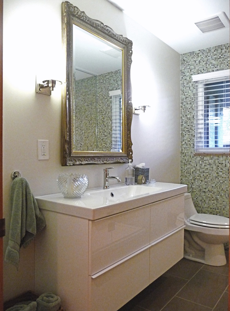 Inspiration pour une petite salle de bain bohème avec un lavabo intégré, un placard à porte plane, des portes de placard blanches, WC à poser, un carrelage multicolore, mosaïque, un mur blanc et un sol en carrelage de céramique.