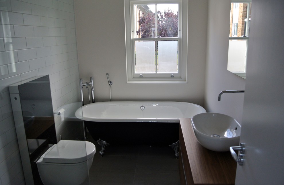 Idee per una piccola stanza da bagno padronale contemporanea con vasca con piedi a zampa di leone, WC sospeso e pareti bianche