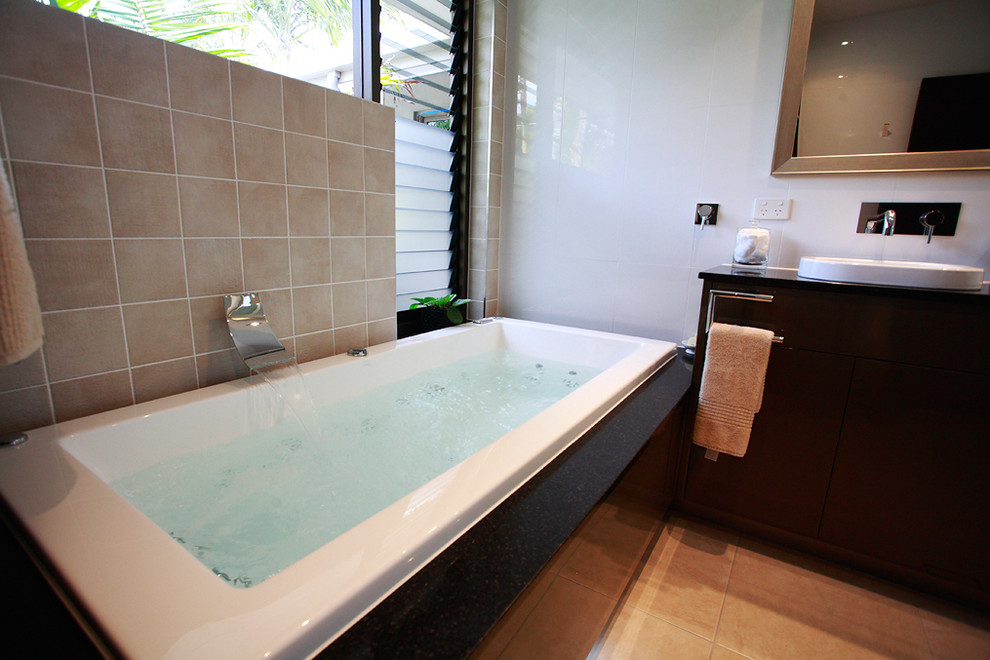 Foto de cuarto de baño minimalista de tamaño medio con bañera encastrada