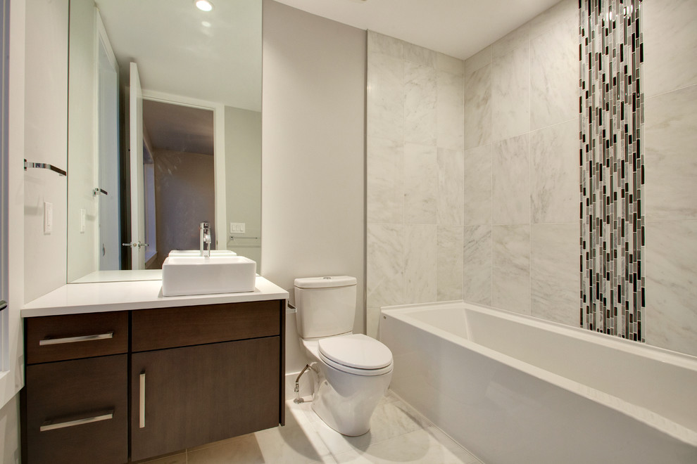 Пример оригинального дизайна: маленькая ванная комната в стиле модернизм с настольной раковиной, плоскими фасадами, темными деревянными фасадами, столешницей из кварцита, ванной в нише, открытым душем, унитазом-моноблоком, белой плиткой, керамической плиткой, белыми стенами и полом из керамической плитки для на участке и в саду