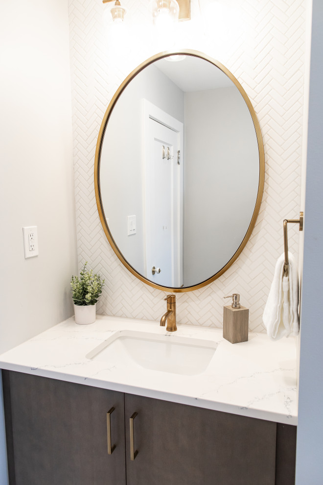 Immagine di una stanza da bagno moderna con ante lisce, ante in legno bruno, piastrelle bianche, top in quarzo composito e top bianco