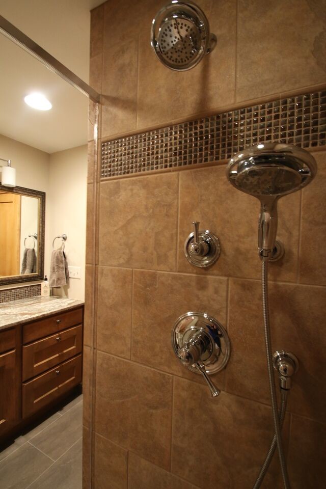 Cette photo montre une salle de bain chic en bois brun de taille moyenne avec un lavabo encastré, un placard à porte plane, un plan de toilette en granite, WC séparés, des carreaux de porcelaine, un mur beige et un sol en carrelage de porcelaine.