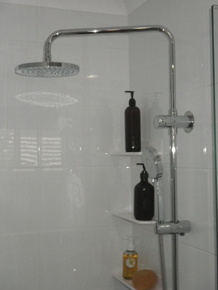 Idee per una piccola stanza da bagno padronale minimal con doccia alcova, piastrelle bianche, pareti bianche e pavimento con piastrelle a mosaico