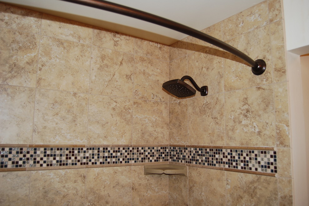 Klassisk inredning av ett mellanstort badrum med dusch, med ett badkar i en alkov, en dusch/badkar-kombination, beige kakel, porslinskakel, luckor med infälld panel, skåp i mörkt trä, en toalettstol med separat cisternkåpa, vita väggar, klinkergolv i porslin, ett undermonterad handfat, brunt golv och dusch med duschdraperi