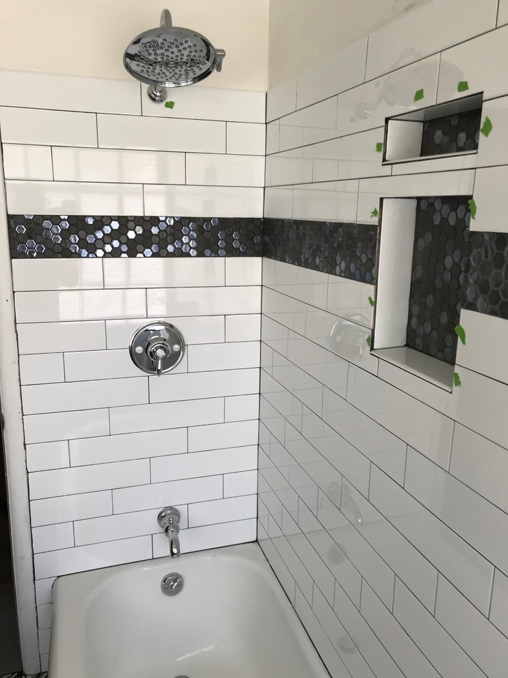 Idéer för mellanstora funkis grått en-suite badrum, med möbel-liknande, vita skåp, ett hörnbadkar, en dusch/badkar-kombination, en toalettstol med hel cisternkåpa, vit kakel, tunnelbanekakel, vita väggar, klinkergolv i porslin, ett undermonterad handfat, bänkskiva i kvarts, flerfärgat golv och dusch med duschdraperi