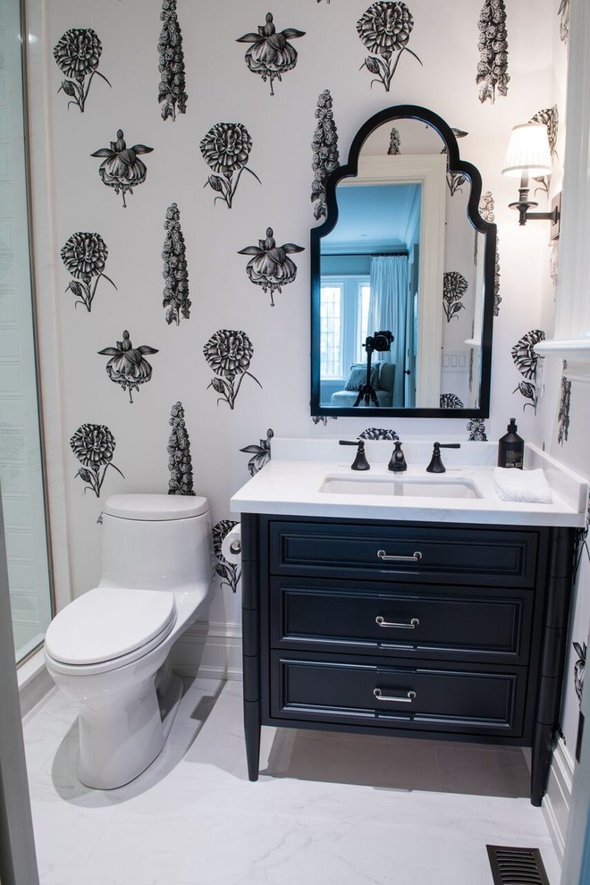 На фото: главная ванная комната среднего размера в стиле модернизм с фасадами в стиле шейкер, черными фасадами, душем в нише, унитазом-моноблоком, белой плиткой, плиткой кабанчик, белыми стенами, мраморным полом, врезной раковиной и мраморной столешницей с