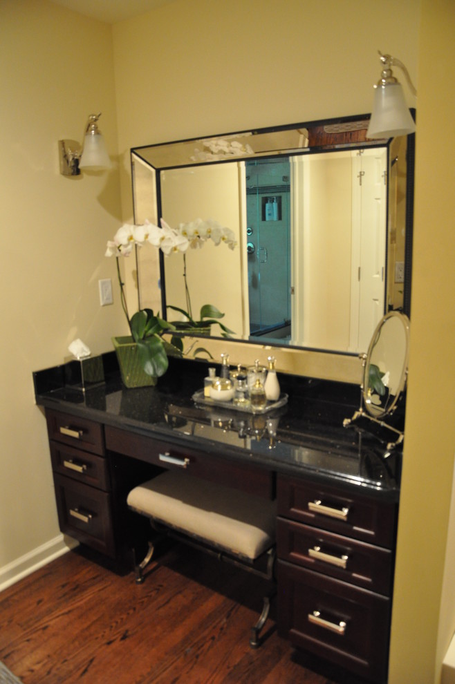 Foto på ett vintage en-suite badrum, med luckor med infälld panel, skåp i mörkt trä, granitbänkskiva och mellanmörkt trägolv