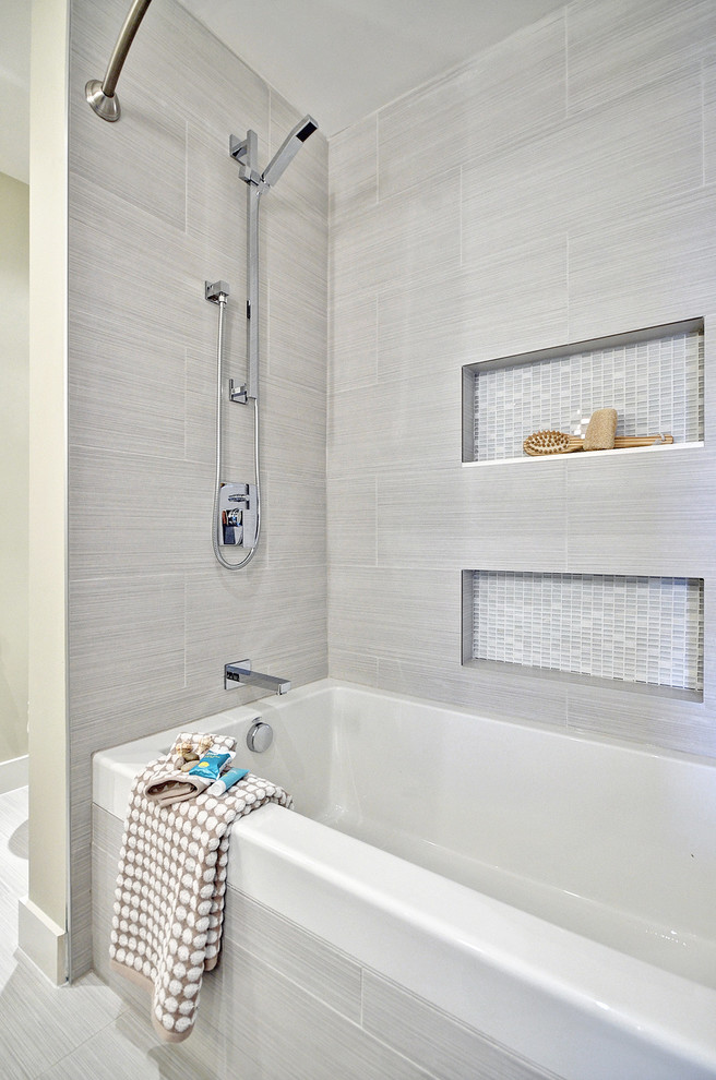 Bild på ett mellanstort funkis grå grått badrum med dusch, med släta luckor, vita skåp, ett badkar i en alkov, en dusch/badkar-kombination, en toalettstol med separat cisternkåpa, grå kakel, porslinskakel, beige väggar, laminatgolv, ett undermonterad handfat, laminatbänkskiva, grått golv och dusch med duschdraperi