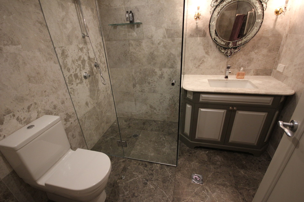 Modelo de cuarto de baño romántico de tamaño medio con lavabo sobreencimera, armarios abiertos, bañera exenta, sanitario de una pieza, paredes rosas y suelo con mosaicos de baldosas