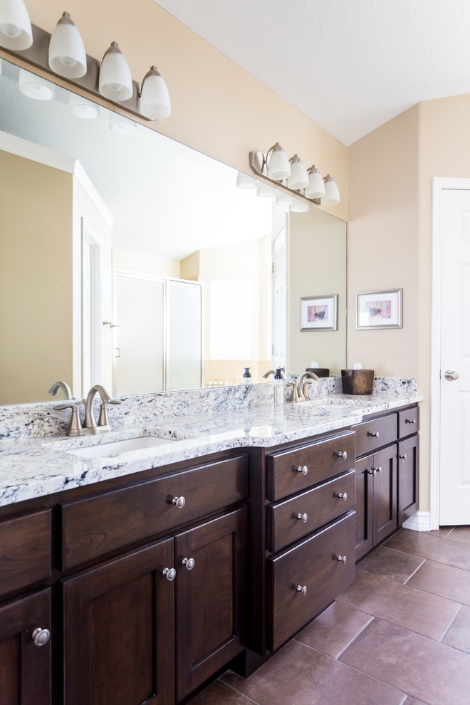 Großes Klassisches Badezimmer En Suite mit beiger Wandfarbe, Unterbauwaschbecken, Granit-Waschbecken/Waschtisch und weißer Waschtischplatte in Sonstige
