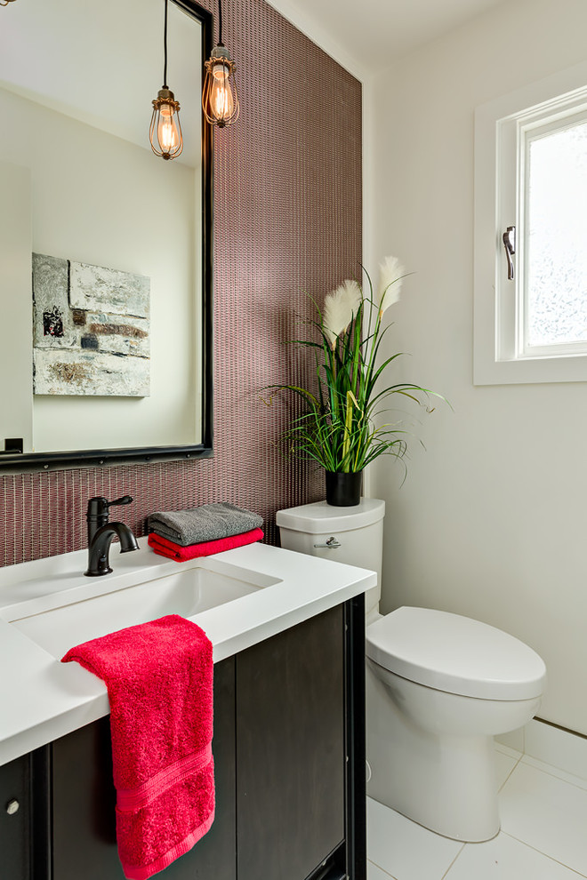 Foto de cuarto de baño urbano de tamaño medio con armarios con paneles lisos, puertas de armario de madera en tonos medios, sanitario de una pieza, paredes rojas, suelo de baldosas de cerámica y encimera de cuarcita