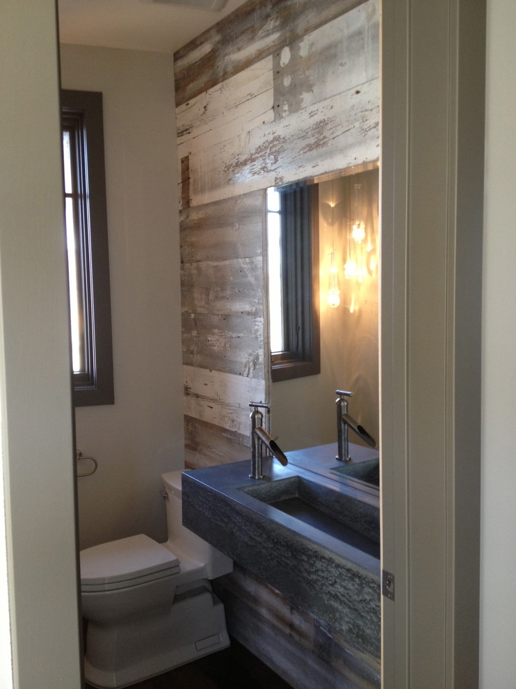 Foto de cuarto de baño actual con lavabo de seno grande, armarios abiertos, sanitario de una pieza y paredes blancas