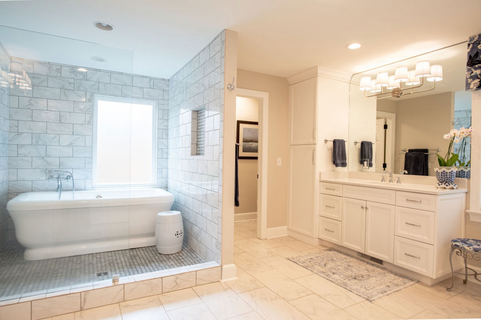 Idee per una stanza da bagno tradizionale con ante con riquadro incassato, ante bianche, top in granito, top bianco e un lavabo