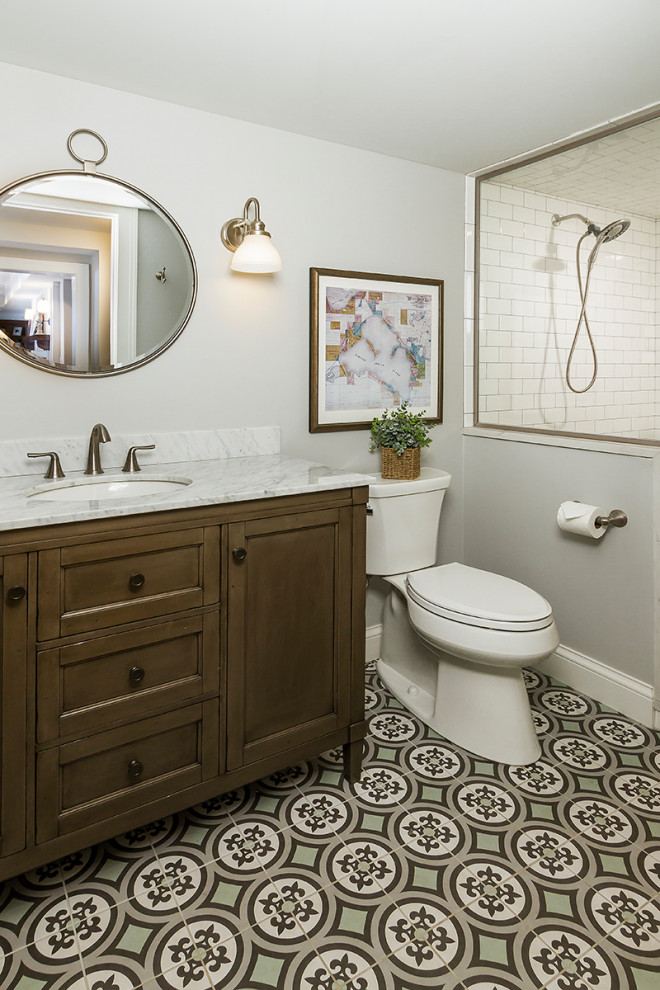 Источник вдохновения для домашнего уюта: ванная комната в классическом стиле с фасадами цвета дерева среднего тона, душем в нише, душевой кабиной и душем с распашными дверями