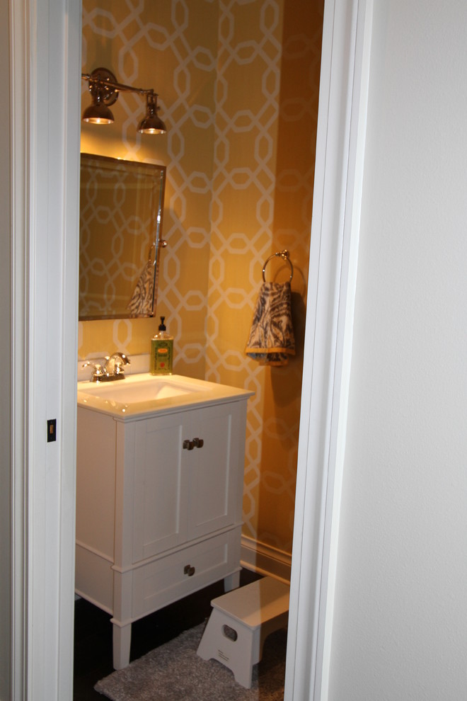 На фото: ванная комната в стиле фьюжн с врезной раковиной, фасадами островного типа, белыми фасадами, мраморной столешницей, желтыми стенами, темным паркетным полом и душевой кабиной с