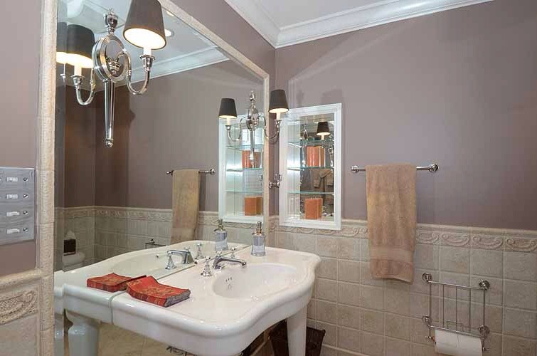 Immagine di una stanza da bagno con doccia chic di medie dimensioni con WC a due pezzi, piastrelle beige, piastrelle in pietra, pareti viola e lavabo a consolle