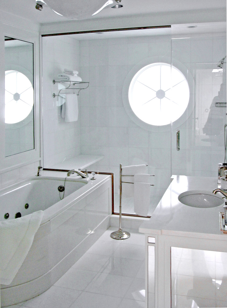 Réalisation d'une salle de bain principale design de taille moyenne avec un placard en trompe-l'oeil, des portes de placard blanches, un plan de toilette en marbre, un carrelage blanc et un carrelage de pierre.