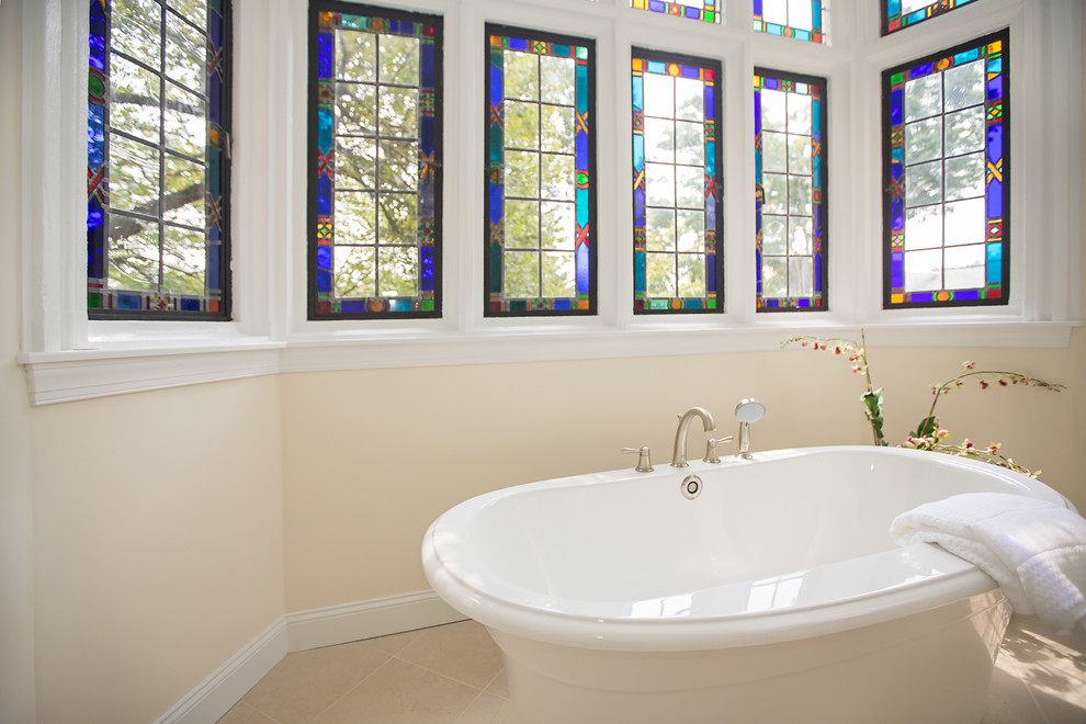 Großes Klassisches Badezimmer En Suite mit freistehender Badewanne, Keramikboden, profilierten Schrankfronten, weißen Schränken, beiger Wandfarbe und Unterbauwaschbecken in Philadelphia