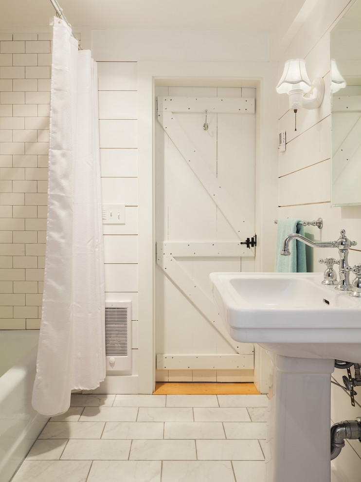 Idéer för ett litet maritimt badrum för barn, med ett badkar i en alkov, en dusch/badkar-kombination, vit kakel, tunnelbanekakel, vita väggar, marmorgolv och ett piedestal handfat