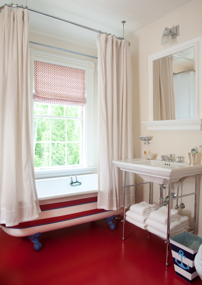 Foto på ett maritimt badrum, med ett badkar med tassar, rött golv, beige väggar och ett konsol handfat
