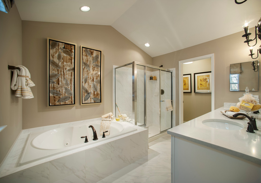 Exemple d'une grande salle de bain principale chic avec des portes de placard blanches, une baignoire en alcôve, une douche d'angle, WC à poser, un carrelage blanc, un carrelage de pierre, un mur beige, un sol en marbre, un lavabo encastré et un plan de toilette en quartz modifié.