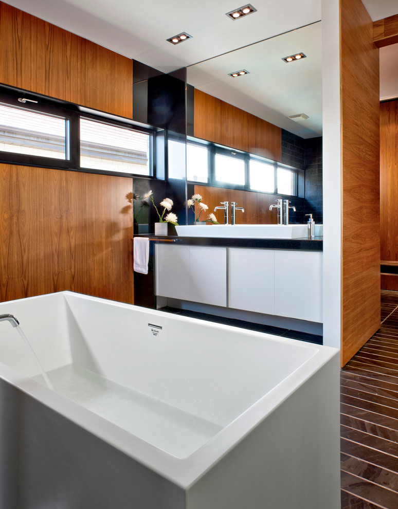Foto de cuarto de baño rectangular contemporáneo con armarios con paneles lisos, puertas de armario blancas y bañera exenta